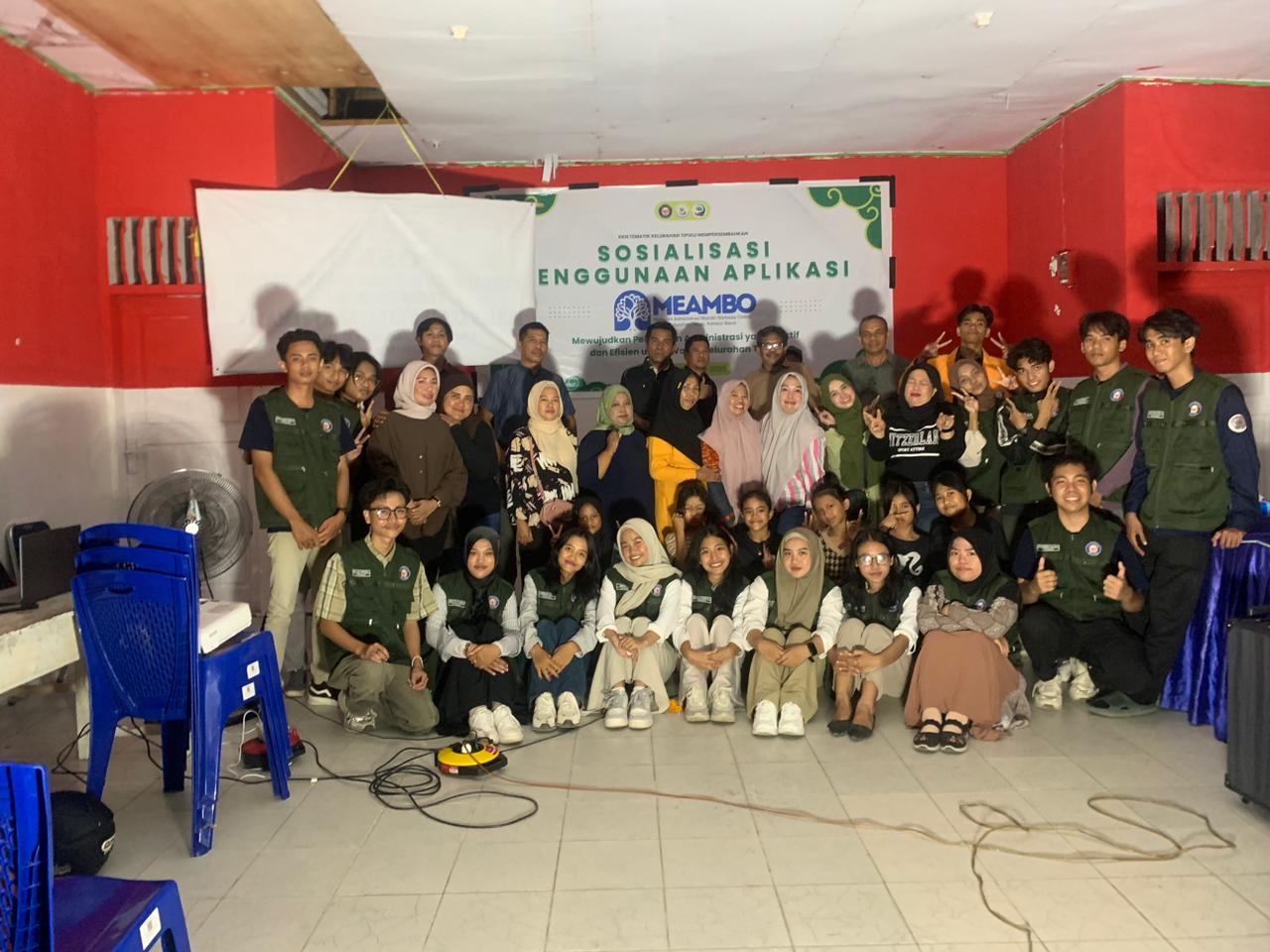 [Gambar kegiatan rapat warga]